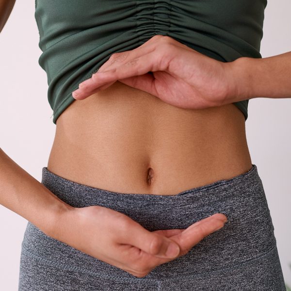 Femme a la digestion apaisee montrant son ventre - LaFormule, Equilibre Digestion, Le Plus Digestion, La Base