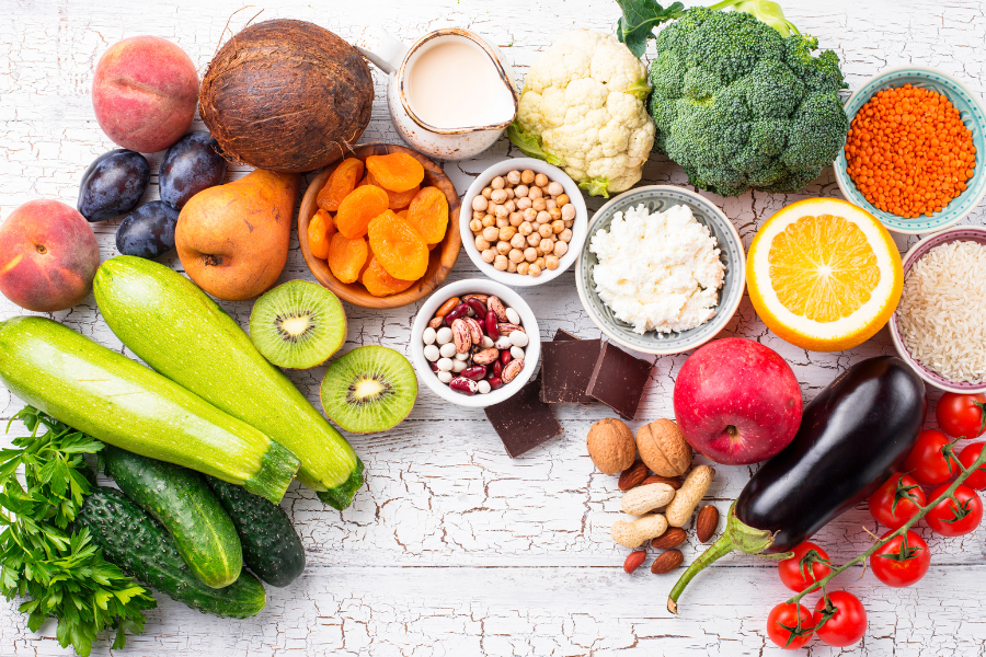 Image représentant plusieurs types d'aliments comme des légumes, fruits, graines et oléagineux.