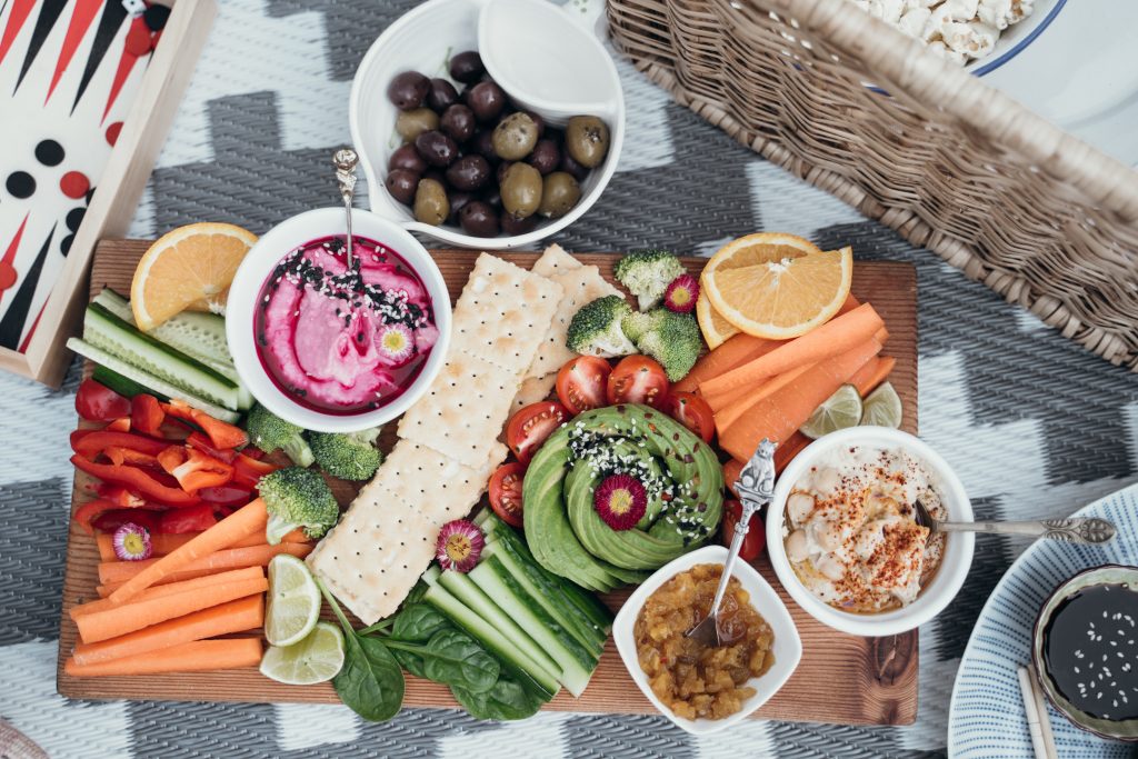 plateau apéritif avec des crudités