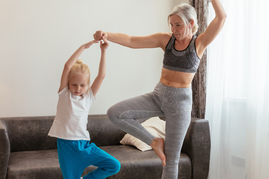 femme  âgée et petite fille faisant du sport ensemble. sport et microbiote