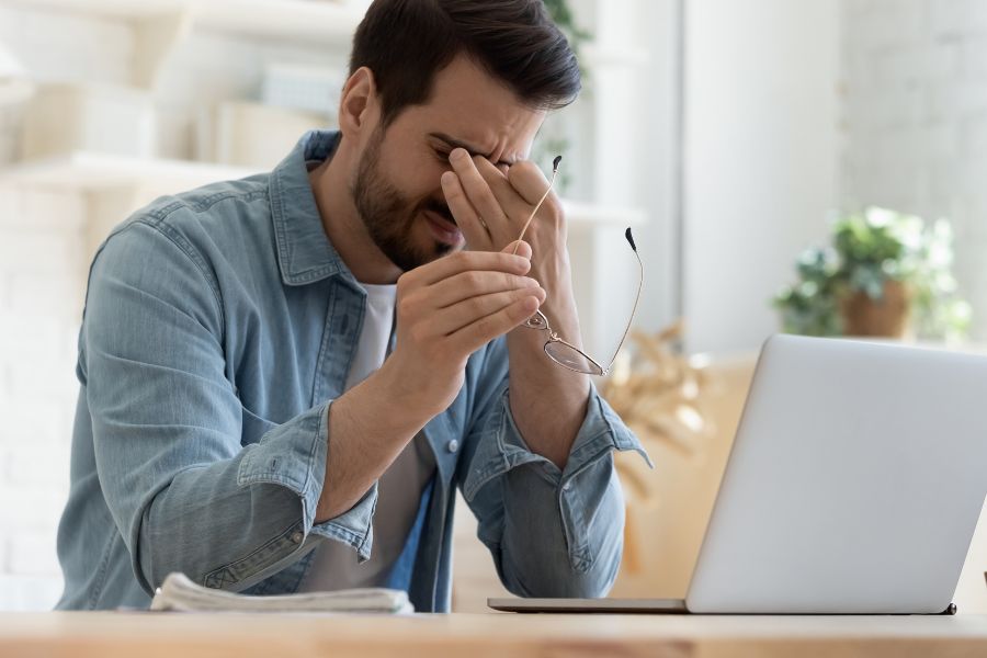 homme fatigue devant son ordinateur