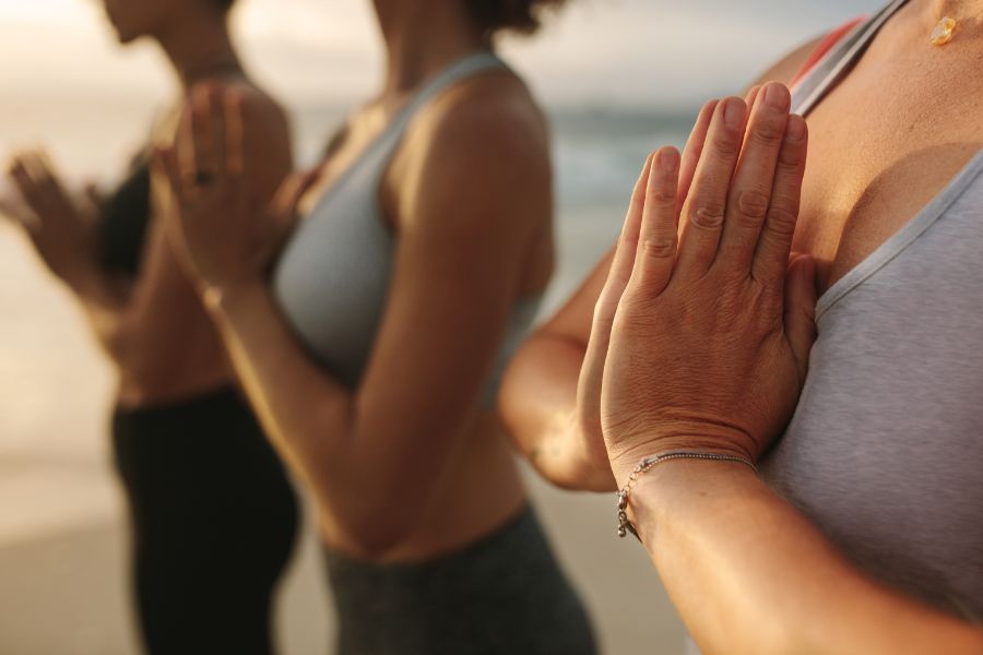 trois femmes en train de pratiquer le yoga pour lutter contre la fatigue