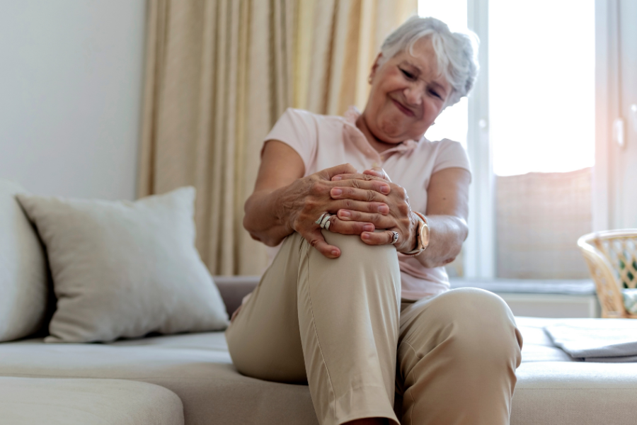 Femme souffrant d arthrose au genou