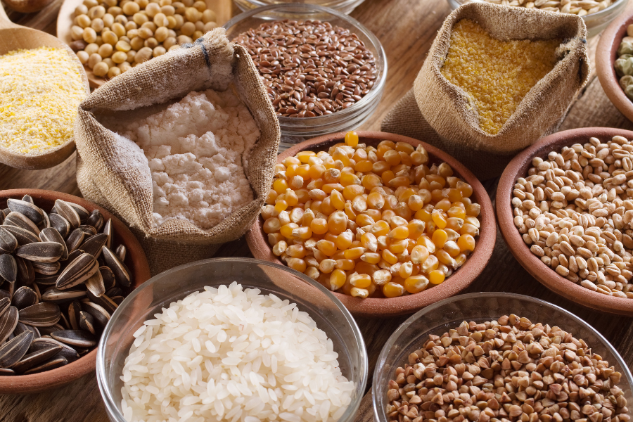 céréales, graines et légumineuses sur une table. anti nutriments et sante intestinale