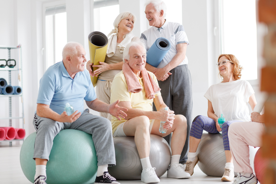 groupe de personnes agees heureuses en train de faire du sport. Comment soutenir la sante intestinale chez les personnes agees