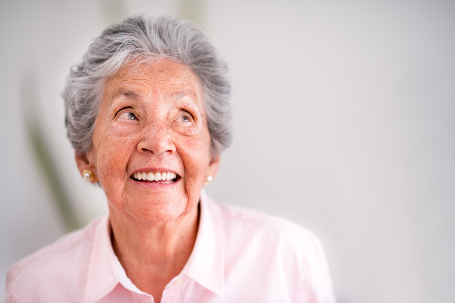 femme agee souriante. Comment soutenir la sante intestinale chez les personnes agees
