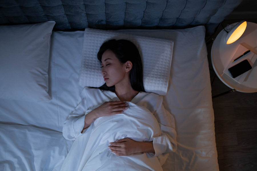 femme en train de dormir. sommeil et microbiote intestinal