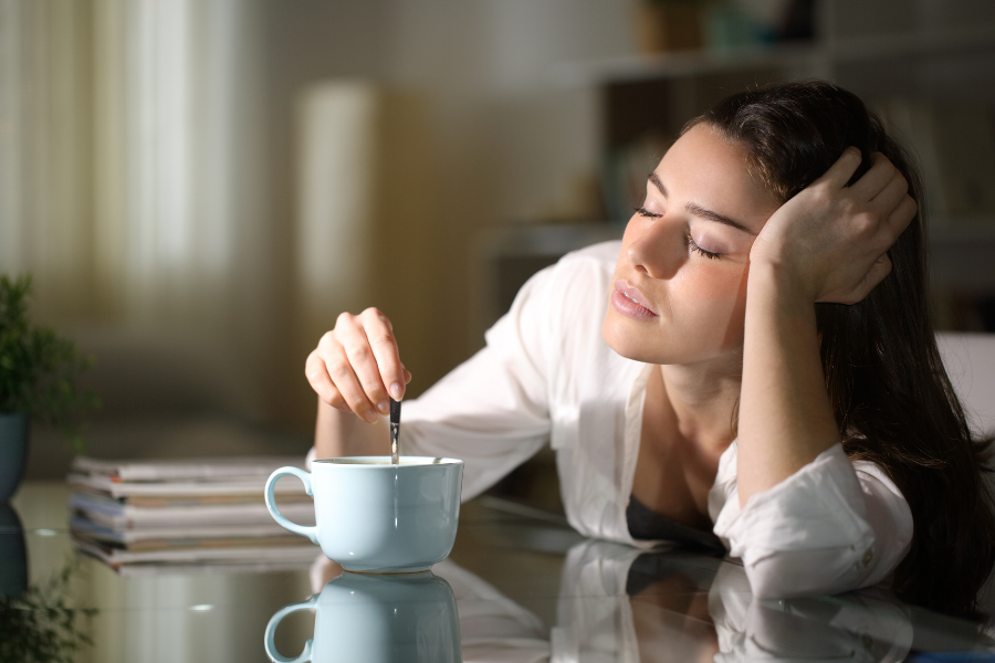 femme a moitie endormie en train de boire son cafe du matin