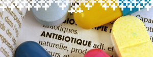 tas de gelules et pilules representant des antibiotiques
