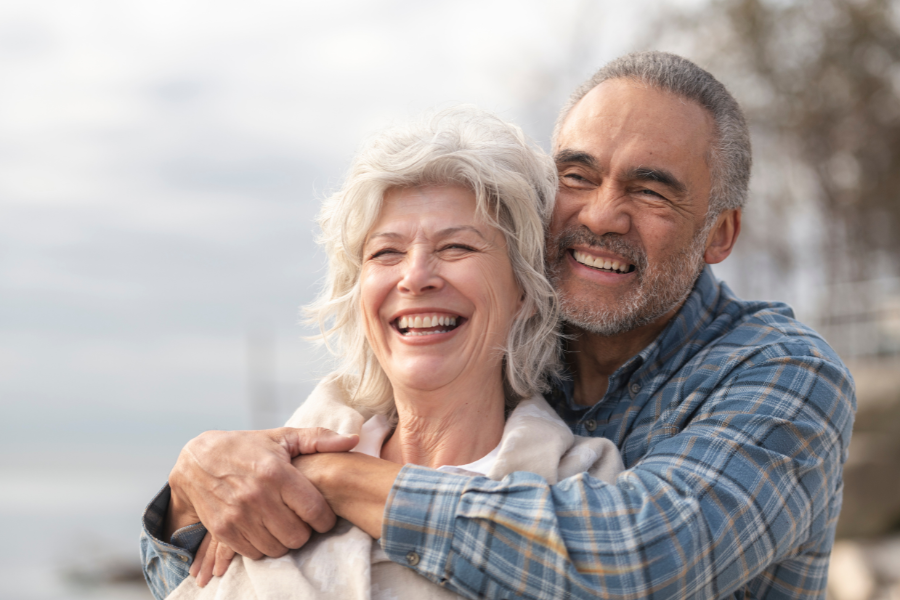 couple de personnes agees heureux