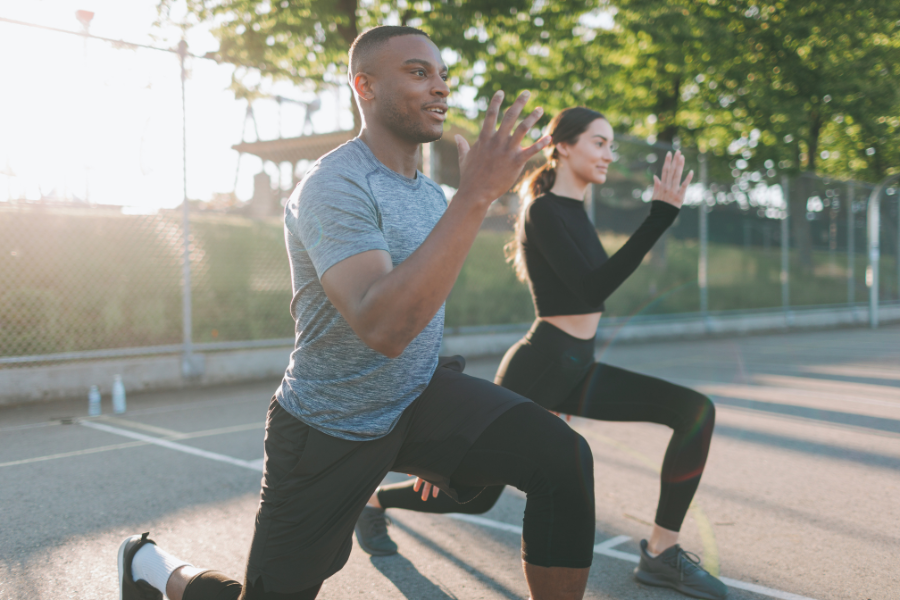 un homme et une femme en train de s echauffer avant de faire du sport. microbiote et performances sportives