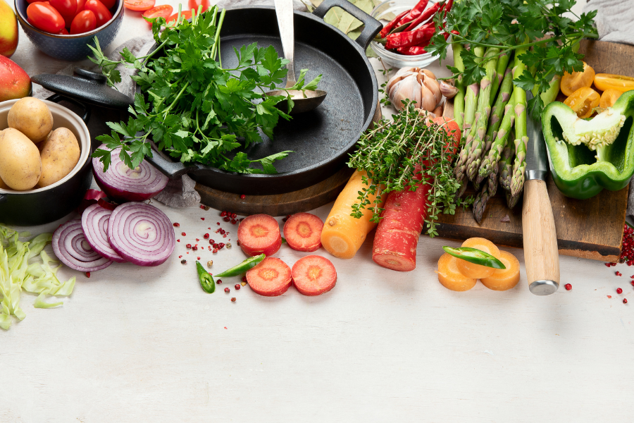 plein de legumes colores sur une table prets a etre cuisines