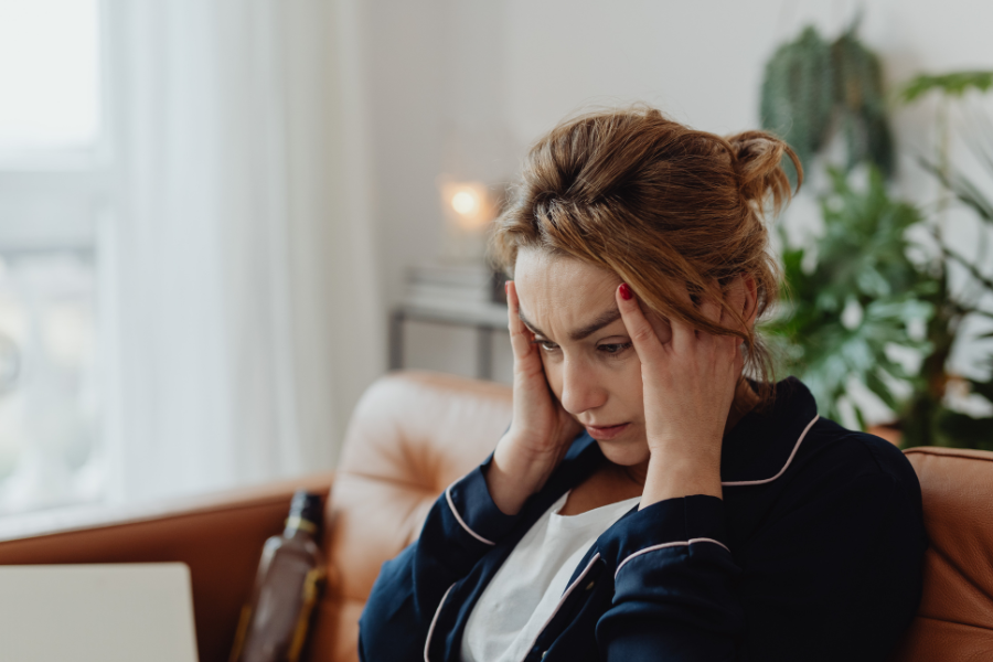 personne stressee se tenant la tete. microbiote et stress