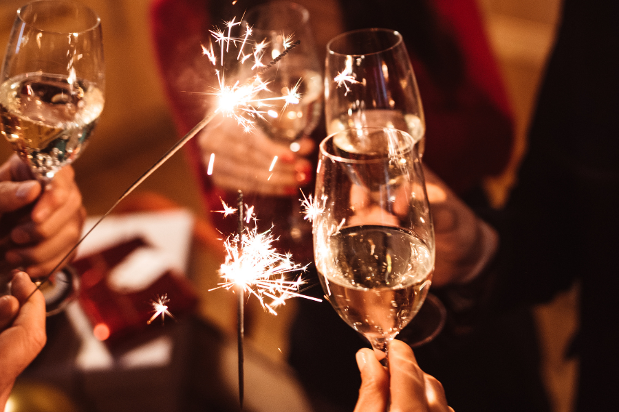 groupe en train de celebrer la nouvelle annee avec du champagne