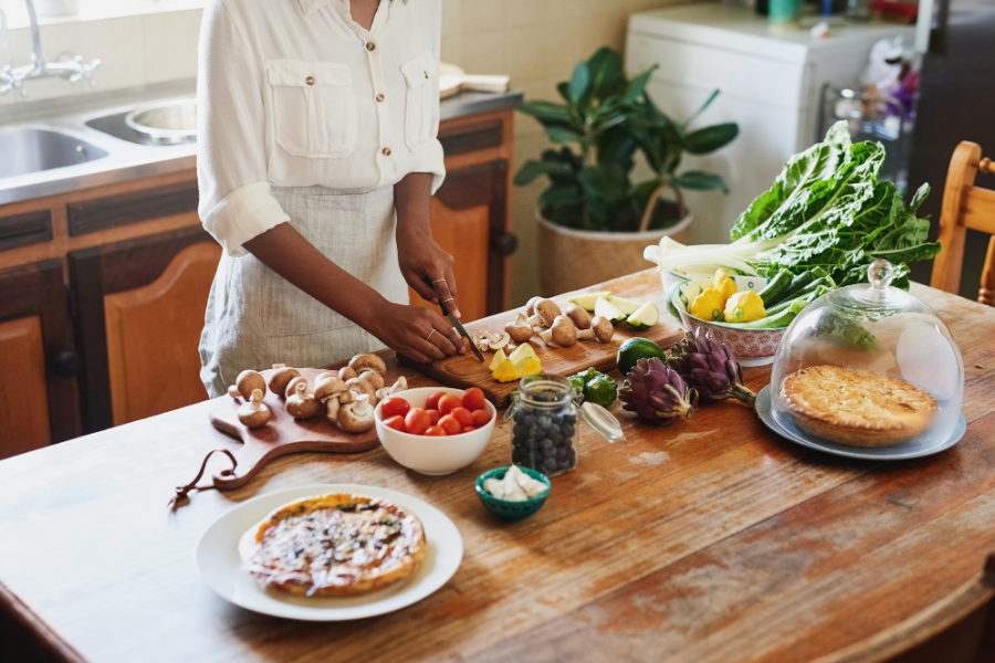 femme en train de cuisiner des aliments sains 